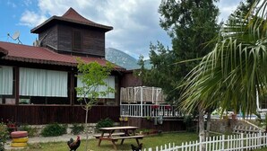 Outdoor dining - Arzum Bungalovs (KUMLUCA)