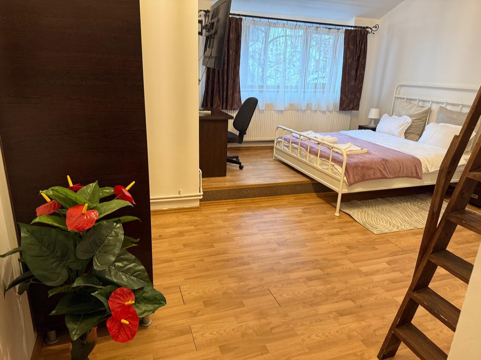 Une chambre à coucher avec un lit, un bureau et une chaise.