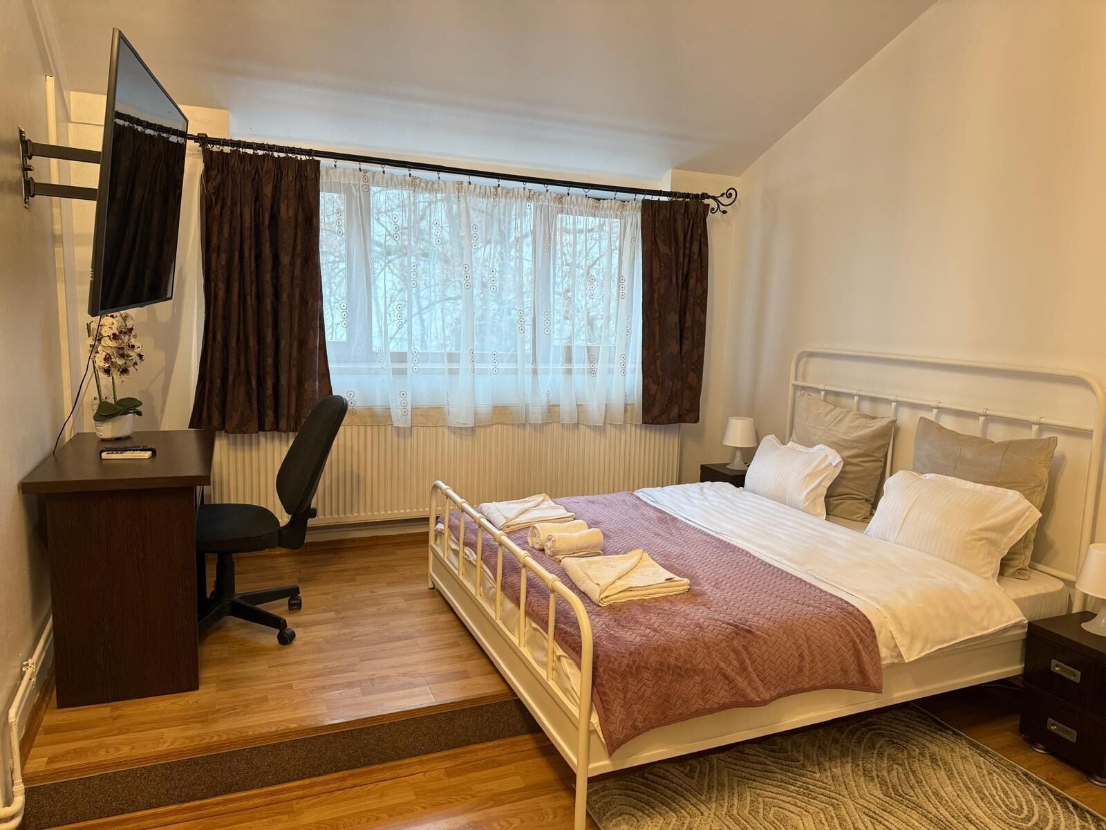Iron/ironing board, WiFi, bed sheets
