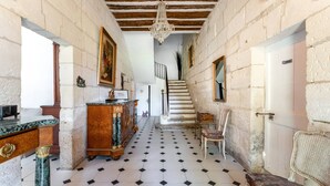A hallway with a black and white checkered floor, a wooden staircase, and a chandelier. - Holiday Home 'Le Mas De KItty' with Private Pool, Wi-Fi and Air Conditioning (Saint-Rémy-de-Provence)