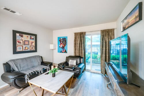 Serene 1-bedroom apartment with AC in vibrant Dallas pool washer & Dryer, Wifi