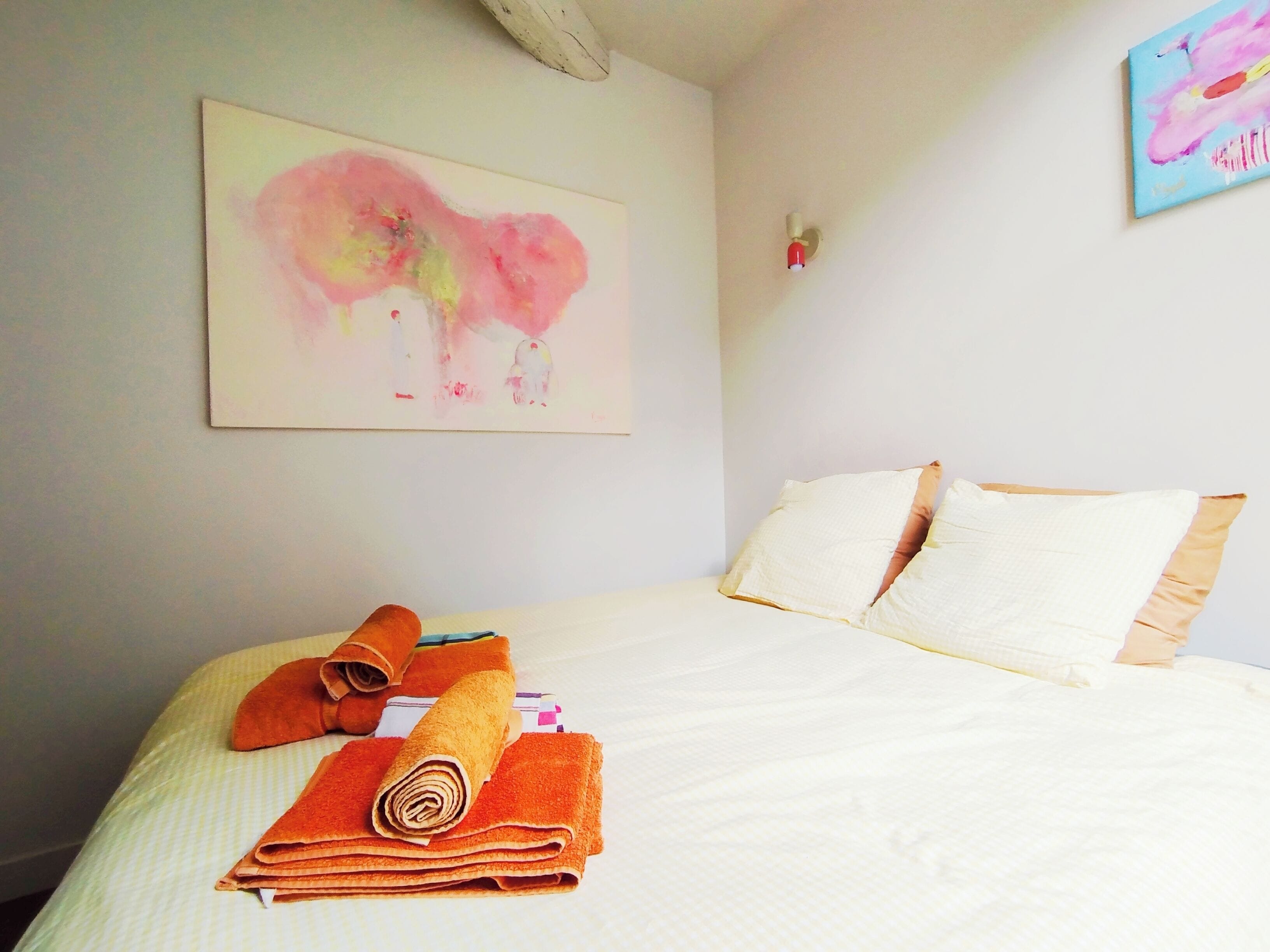 1 habitación, escritorio, tabla de planchar con plancha y wifi gratis 