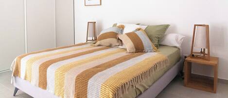 Tabla de planchar con plancha, wifi y ropa de cama