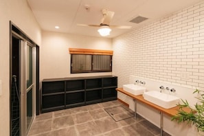A bathroom with two sinks, a ceiling fan, and a window. - Fujisan Lodge En (Minamitsuru-gun, Fujikawaguchiko machi,)
