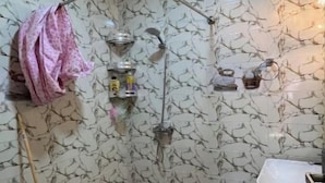 Een badkamer met een douche, toilet en wastafel.
