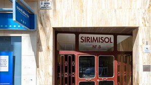 L'ingresso di un edificio con un cartello che riporta 'SIRIMISOL No 8'.