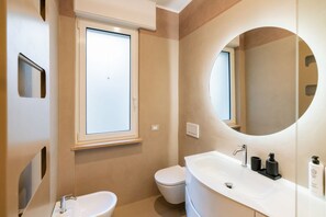 A modern bathroom with a toilet, bidet, and a large mirror. - Residenza De Nicolis - 50 meters from Piazza Erbe (Verona)