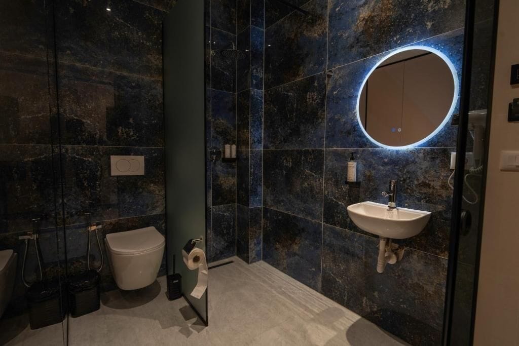 Un baño moderno con inodoro, bidé y lavamanos.