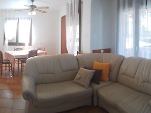 Living area - Comfortable house near the beach - 6 guests (Sant Pere Pescador)