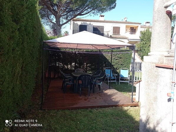 Outdoor dining - Comfortable house near the beach - 6 guests (Sant Pere Pescador)