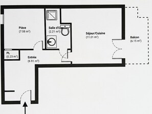 A floor plan with a bedroom (7.08 m²), bathroom (2.21 m²), living/dining area (11.01 m²), balcony (6.15 m²), and entry (6.91 m²). - Quiet apartment with parking, pets OK - 4 guests, mountain view (Bagnères-de-Luchon)