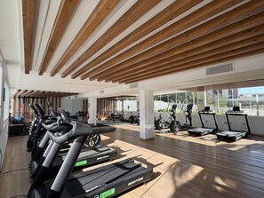 A gym with treadmills, stationary bikes, and exercise balls. - Apartment with panoramic view - 6 guests (Benidorm)