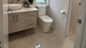 Bathroom - Wagga Apartments #10 (Wagga Wagga)