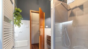 Ein modernes Badezimmer mit Dusche, Toilette und Badewanne.