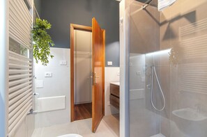 A modern bathroom with a shower, a toilet, and a bathtub. - Il Cuscino di Giulietta 2 (Verona)