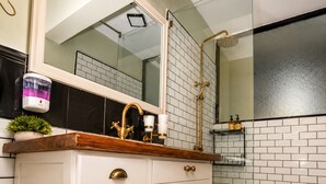 Bathroom - Mwalosun Luxury Vintage Apartment101 (Kampala)