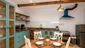 Private kitchen - Mwalosun Luxury Vintage Apartment101 (Kampala)
