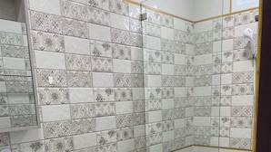 Ein Badezimmer mit Toilette, Waschbecken und Duschbereich.