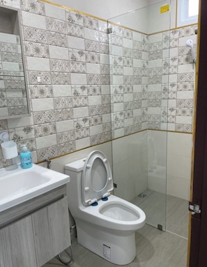 A bathroom with a toilet, a sink, and a shower area. - Natural Pool Villa Ao nang (Mueang Krabi)