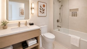 Junior Room | Bathroom - Downtown Elmora Suites (Toronto)