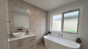 Bathroom - Wagga Apartments #11 (Wagga Wagga)