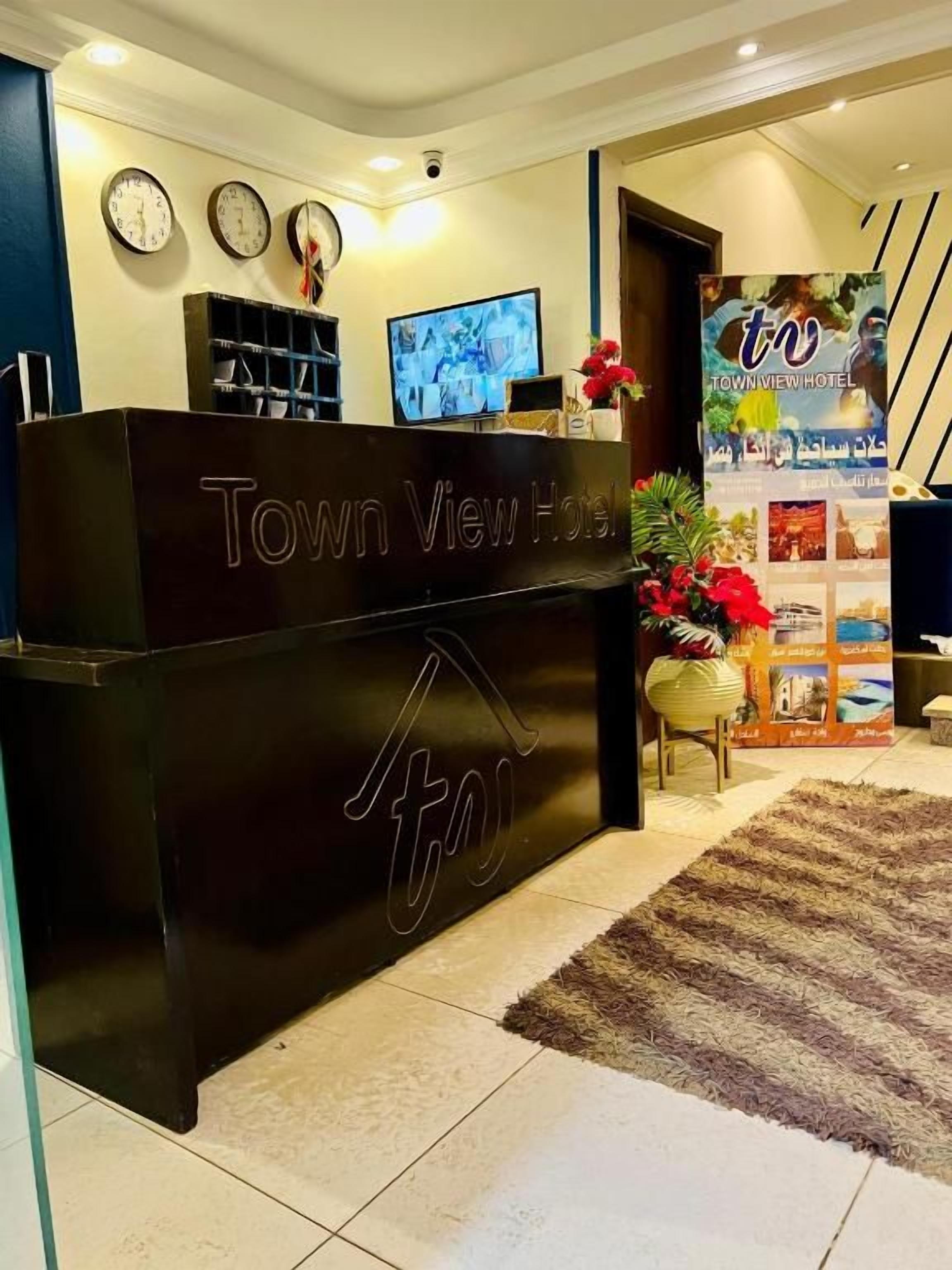 Una taquilla amb un cartell que diu 'Town View Hotel' i una televisió a sobre.