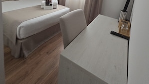Quarto casal básico, varanda, vista para a cidade