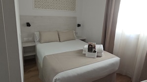 Quarto casal básico, varanda, vista para a cidade
