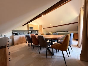 Een modern loft-appartement met een eetgedeelte, keuken en woongedeelte.