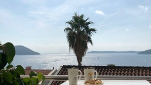 Unclassified image, 2 of 8, button - Cozy 1-bedroom apartment in terrific Herceg - Novi with AC at the 1st line (Herceg - Novi)