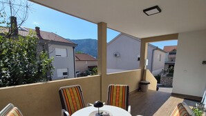 A round table with six striped chairs, a small table lamp, and a tray with drinks and snacks. - 2-bedroom apartment in fabulous Mostar
Self check-in FREE parking (Mostar)