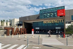 A modern building with the sign 'BENVENUTI' and 'TIARE' indicating a hotel entrance.