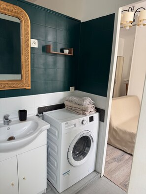 Unclassified image, 3 of 6, button - Vrbo Property (Rochefort)