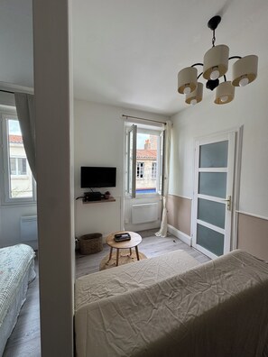 Unclassified image, 2 of 6, button - Vrbo Property (Rochefort)