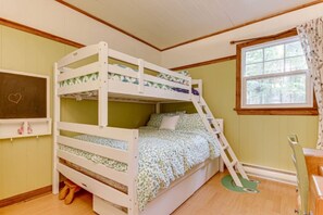 A bunk bed with a ladder, a small desk, and a window with curtains. - KazaLutins | Plage privée | Petit coin de paradis (Saint-Élie-de-Caxton)