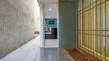 En hall med en receptionsdisk, en skylt med texten ”Rökning förbjuden” och en skylt med texten ”Inlämning”.