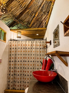 Comfort Bungalow, Pool View | Bathroom