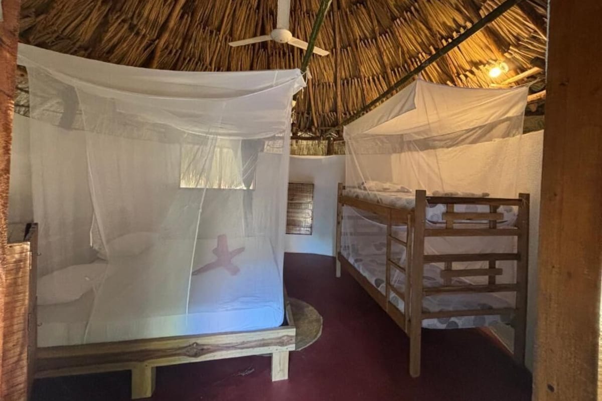 Habitació familiar, vistes a la piscina | Escriptori