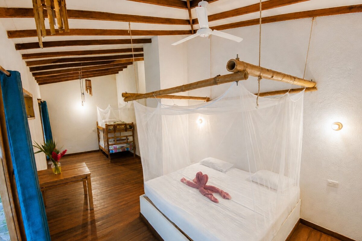 Deluxe Room, Garden View | Living area