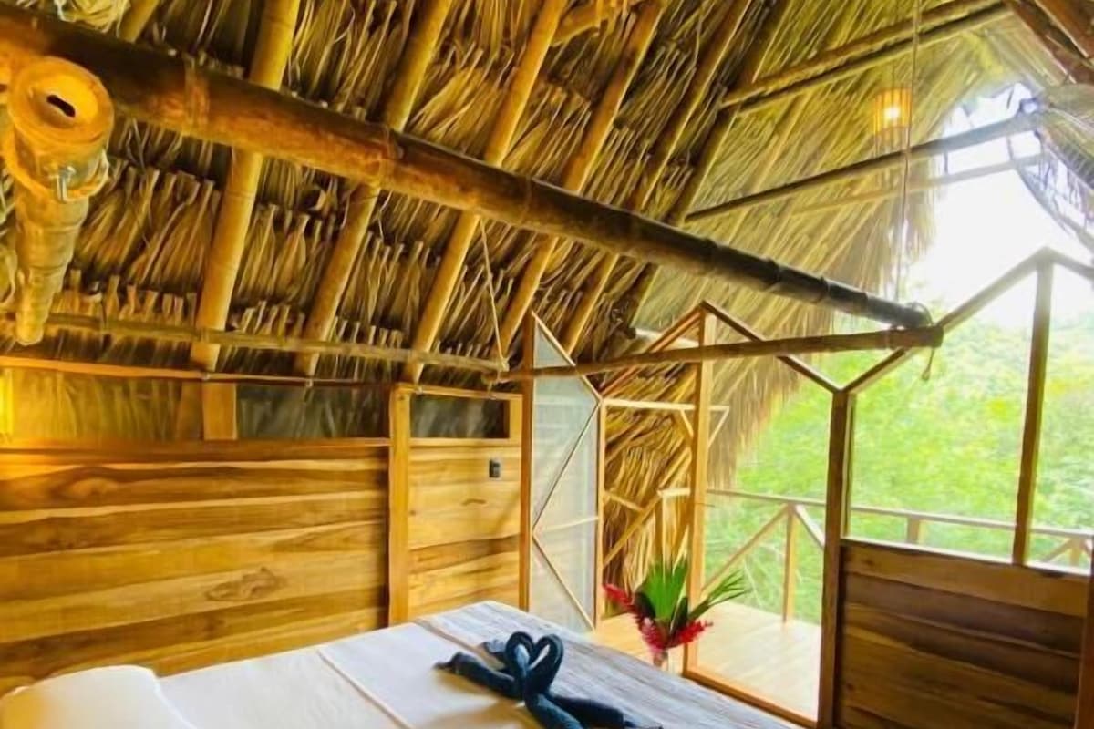 Casa a l'arbre superior, vistes a la muntanya | Escriptori