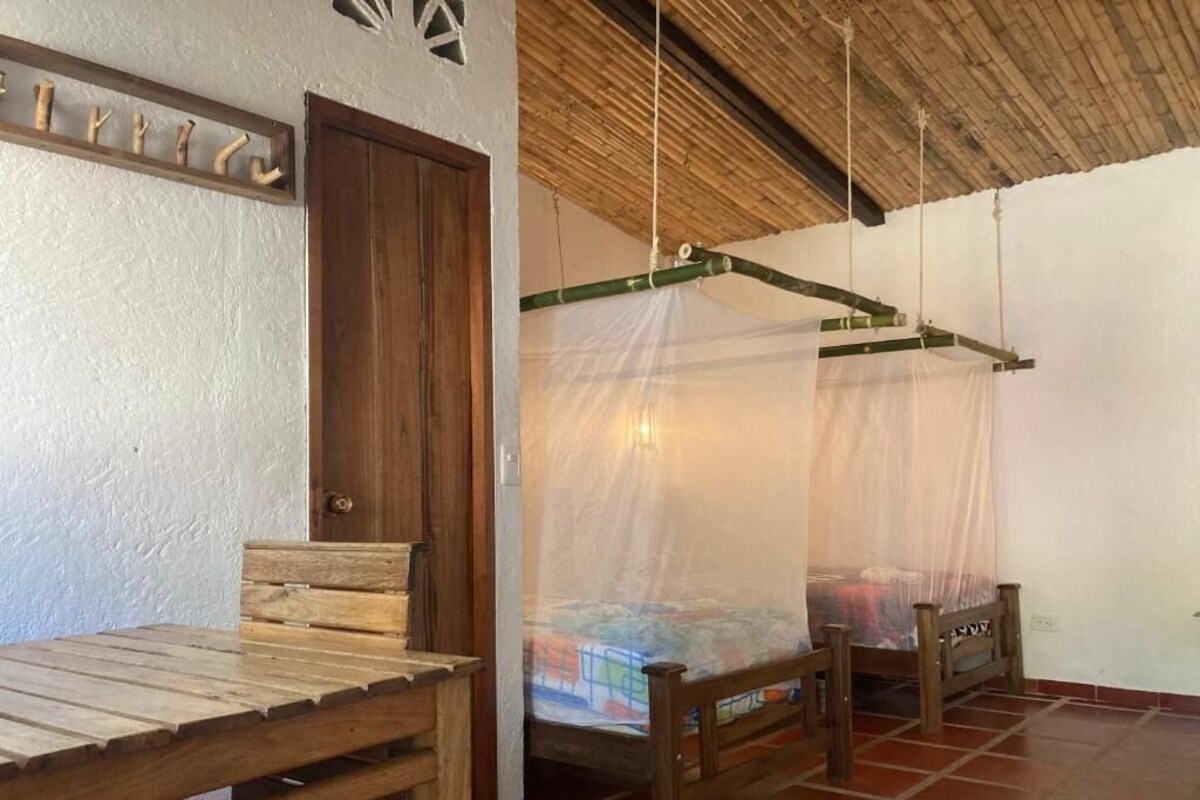 Habitació triple Comfort, vistes al pati | Servei de restauració