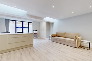 Unclassified image, 4 of 15, button - Tidy 1BR Flat w/Parking & Aircon Near River Thames (London)