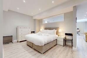 Unclassified image, 2 of 15, button - Tidy 1BR Flat w/Parking & Aircon Near River Thames (London)