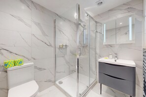 Unclassified image, 5 of 15, button - Tidy 1BR Flat w/Parking & Aircon Near River Thames (London)