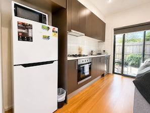 Una cocina moderna equipada con refrigerador, estufa, horno y lavavajillas.