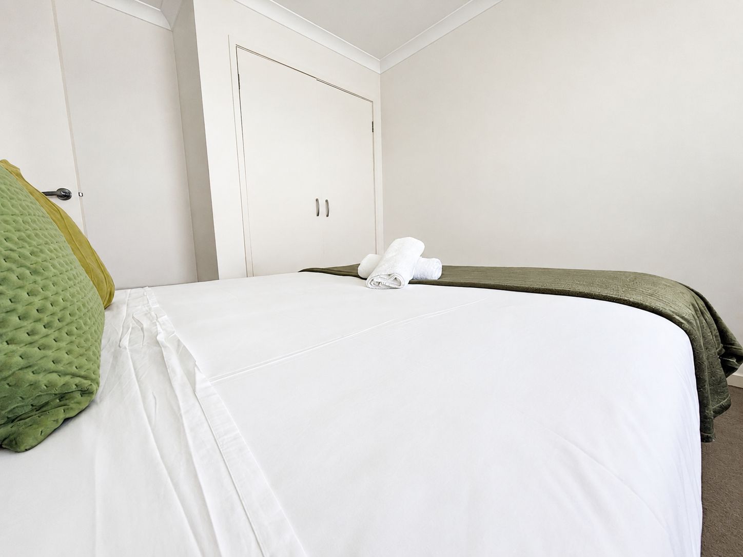 Desk, iron/ironing board, WiFi, bed sheets
