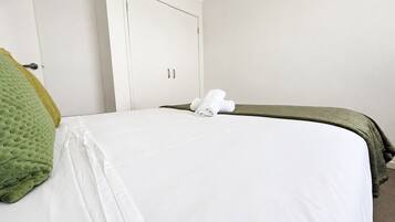 Desk, iron/ironing board, WiFi, bed sheets