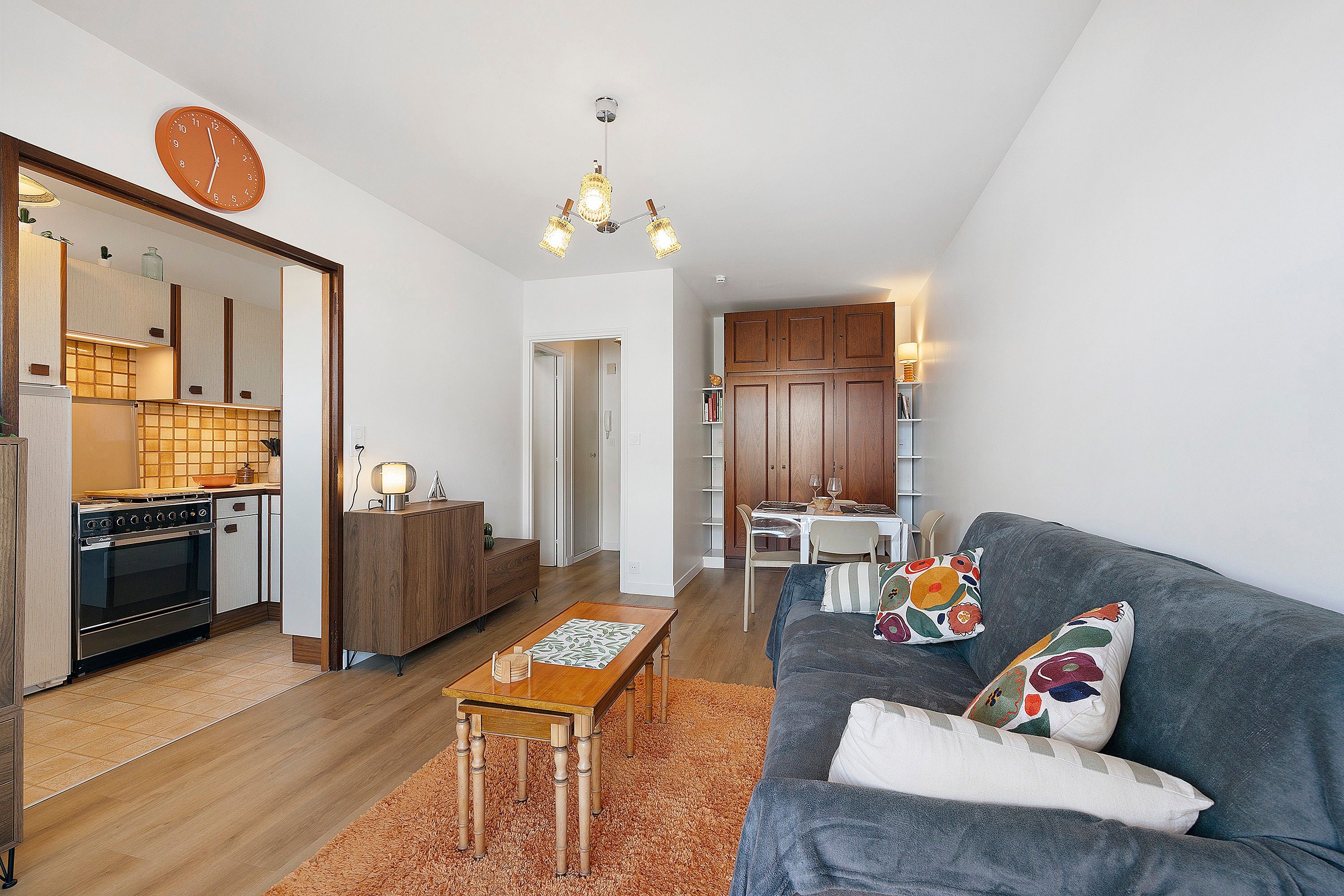 Een modern appartement met keuken, eethoek en woonkamer.