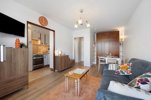 Un espacio habitable moderno con cocina, comedor y una zona de estar acogedora.