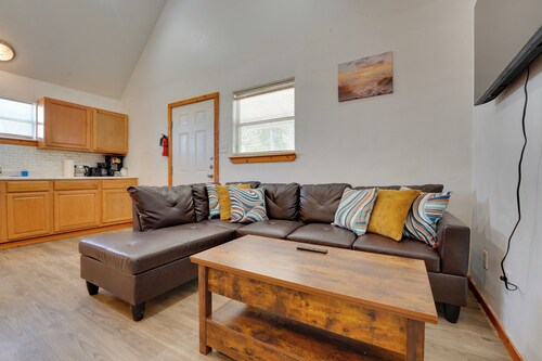 Walk to Main Street! Cozy Stockdale Cabin